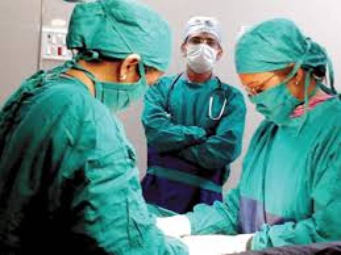 அறுவை சிகிச்சைகளின் போது டாக்டர்கள் பச்சைஆடை அணிவது ஏன்?