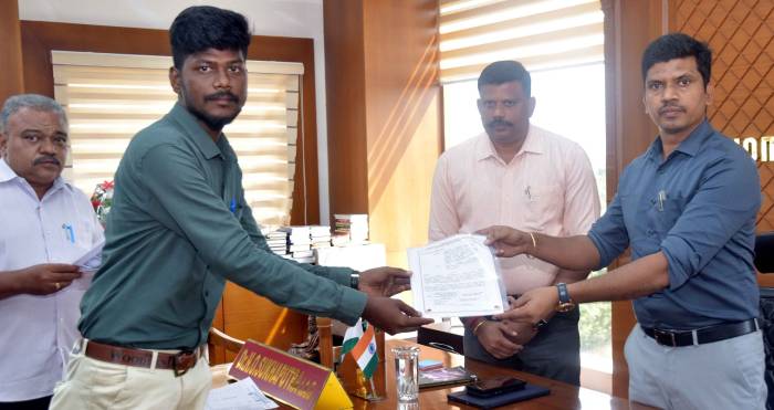 தொகுதி-IV தேர்வில் தேர்ச்சி பெற்று, விருதுநகர் மாவட்ட ஊரக வளர்ச்சி மற்றும் ஊராட்சி அலகில் இளநிலை உதவியாளர் பணியிடத்தில் தேர்வு செய்யப்பட்ட 5-தேர்வாளர்களுக்கு பணிநியமன ஆணை.