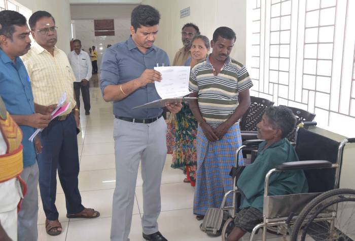 மக்கள் குறைதீர்க்கும் நாள் கூட்டத்தில் நலத்திட்ட உதவிகளை மாவட்ட ஆட்சித்தலைவர்  அவர்கள் வழங்கினார்.
