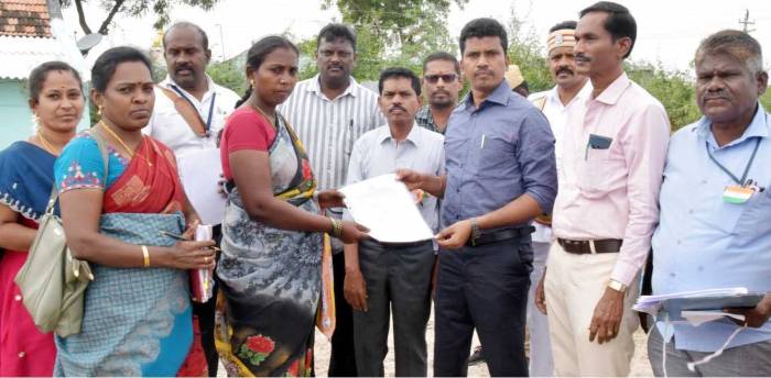 27 குடும்பங்களுக்கு இலவச இணையவழி பட்டாக்களை மாவட்ட ஆட்சித்தலைவர் அவர்கள்  பயனாளிகளின் இல்லங்களுக்கு நேரில் சென்று வழங்கினார்.