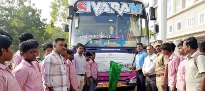 செண்பகத்தோப்பு பகுதியில் நடைபெற்ற அரசு பள்ளி மாணவர்களுக்கான ஒருநாள் இயற்கை முகாமிற்கு சென்ற பேருந்தினை மாவட்ட ஆட்சித்தலைவர் அவர்கள் வழியனுப்பி வைத்தார்.