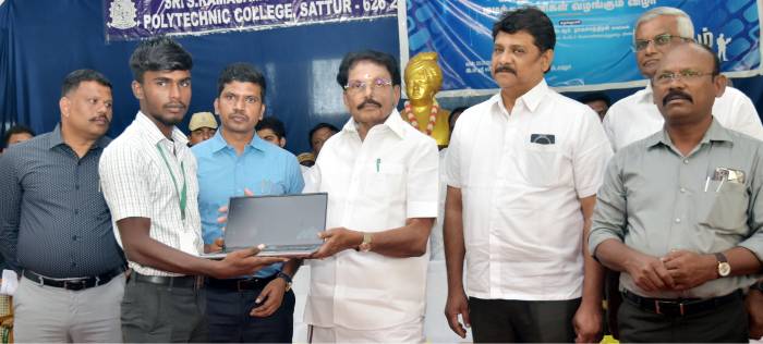 உலகம் உங்கள் கையில் திட்டத்தின்கீழ், தனியார் கல்லூரிகளில் பயிலும் மாணவர்களுக்கு விலையில்லா மடிக்கணினிகளை  அவர்கள் வழங்கினார்.
