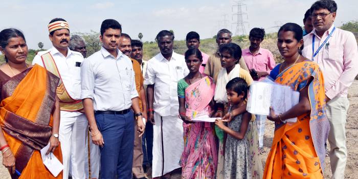மக்களைத் தேடிச் சென்று 36 குடும்பங்களுக்கு அவர்கள் இல்லத்திலேயே பட்டா வழங்கிய மாவட்ட ஆட்சியர்.