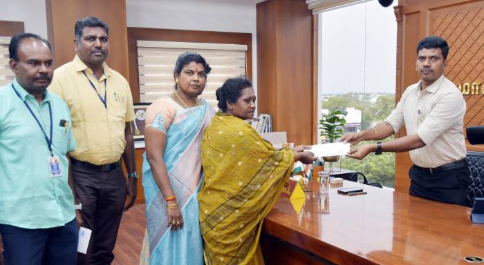 இளைஞர் நீதிக் குழும மாணவர் கல்வி பயில ரூ. 24,000/- கல்வி உதவித்தொகை மாவட்ட ஆட்சியர் வழங்கினார்.