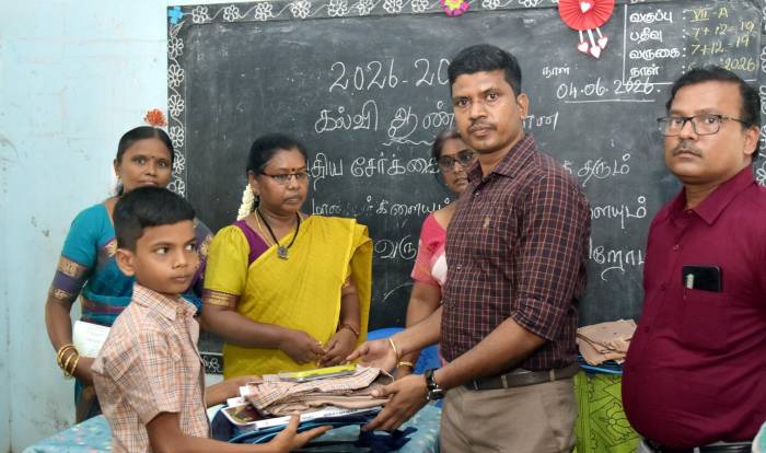 2026-2027 புதிய கல்வியாண்டு தொடக்கம், பள்ளி மாணவர்களுக்கு பாடப் புத்தகங்கள், சீருடைகள் வழங்கும் பணிகளை மாவட்ட ஆட்சியர் அவர்கள் துவக்கி வைத்தார்.