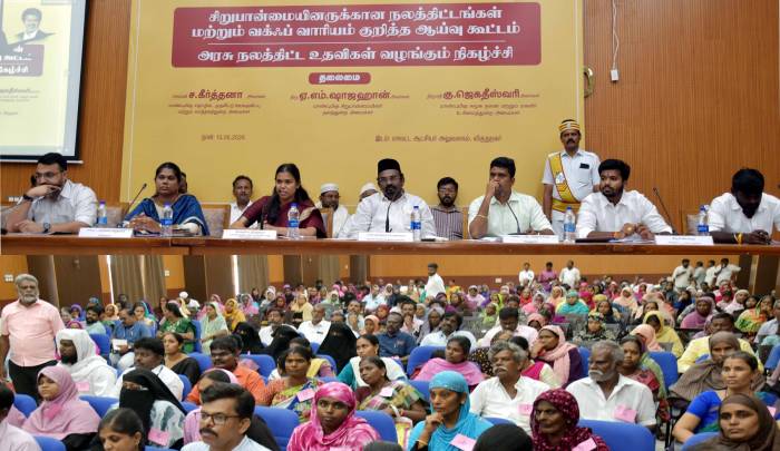 சிறுபான்மையினருக்கான நலத்திட்டங்கள் மற்றும் வக்ஃபு வாரிய செயல்பாடுகள் குறித்துஅமைச்சர் பெருமக்கள் அவர்கள் ஆய்வு மேற்கொண்டு, பயனாளிகளுக்கு  நலத்திட்ட உதவிகளை வழங்கினார்கள்.