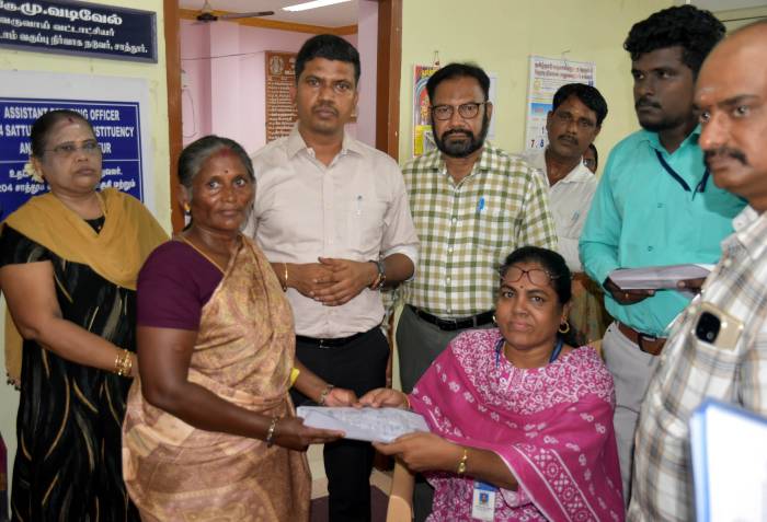 1435-ஆம் பசலி ஆண்டு வருவாய் தீர்வாயம் (ஜமாபந்தி) மூன்றாம் நாளான இன்று வருவாய்த் தீர்வாய அலுவலர் ,மாவட்ட ஆட்சித்தலைவர் ,அவர்கள் மனுக்களை பெற்றுக்கொண்டார்.