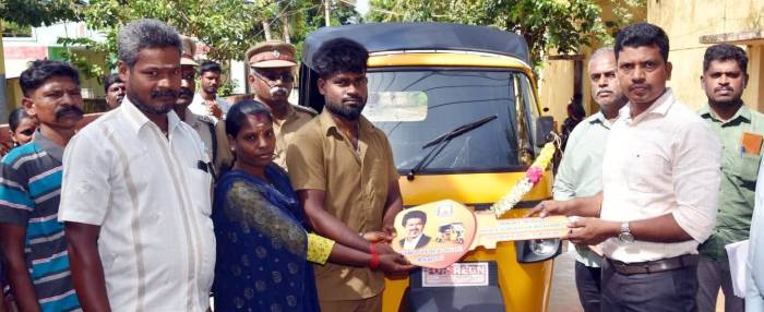 பழங்குடியின மக்களுக்கு மாவட்ட ஆட்சித்தலைவர் அவர்கள் பல்வேறு நலத்திட்ட உதவிகளை வழங்கினார்.