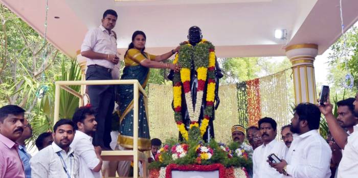 பெருந்தலைவர் காமராஜர் நூற்றாண்டு நினைவு மணிமண்டபத்தில் அன்னாரது 124-வது பிறந்த நாளையொட்டி அவரது திருவுருவ சிலைக்கு  சமூகநலன் மற்றும் மகளிர் உரிமைத்துறை  அமைச்சர்  அவர்கள்  மாலை அணிவித்து மரியாதை செலுத்தினார்.