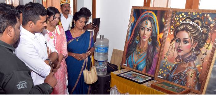 ஓவிய, சிற்பக் கண்காட்சி மற்றும் பயிற்சி பட்டறையினை மாவட்ட ஆட்சித்தலைவர்  அவர்கள் துவக்கி வைத்தார்