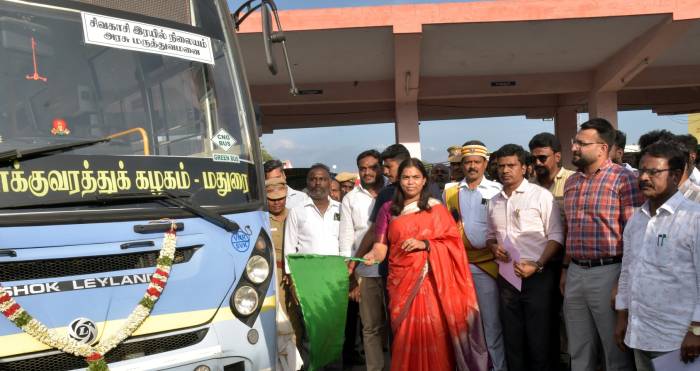 தொழில் முதலீட்டு ஊக்குவிப்பு மற்றும் வர்த்தகத்துறை அமைச்சர் செல்வி.ச.கீர்த்தனா அவர்கள் சிவகாசி ரயில் நிலையத்திற்கான புதிய வழித்தட பேருந்து சேவையினை தொடங்கி வைத்தார்.