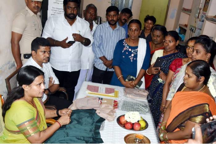 சமூக நலன் மற்றும் மகளிர் உரிமைத்துறை அமைச்சர் அவர்கள் தளவாய்புரத்தில் கூட்டுறவு சங்கங்களின் செயல்பாடுகள் குறித்து ஆய்வு மேற்கொண்டார்.