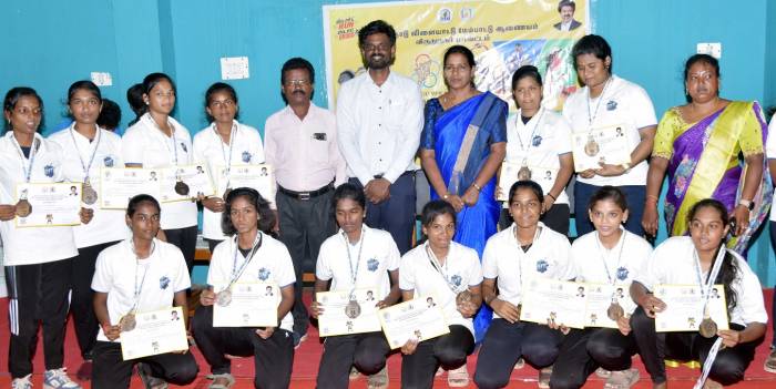 முதலமைச்சர் கோப்பைக்கான விளையாட்டுப் போட்டியில் மாவட்ட அளவில் வெற்றி பெற்றவர்களுக்கு பரிசுகள் மற்றும் பாராட்டு சான்றிதழ்கள் வழங்கப்பட்டது.